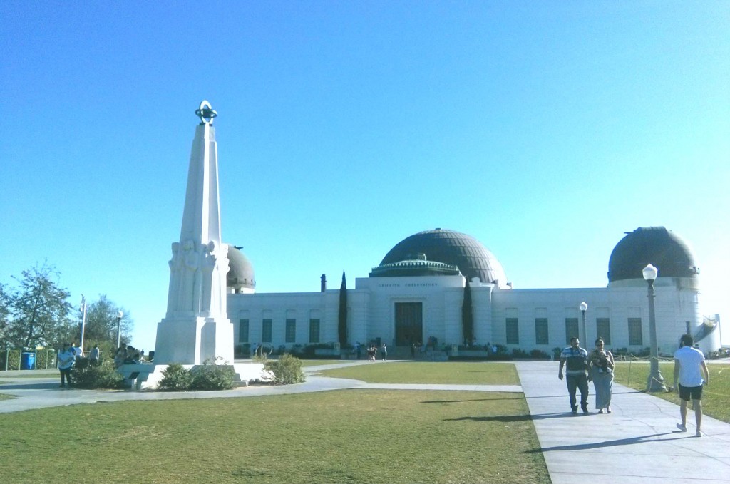 O Griffith Observatory visto de frente. Tem gente aproveitando o sol e passando tempo por lá até mesmo quando o observatório está fechado.