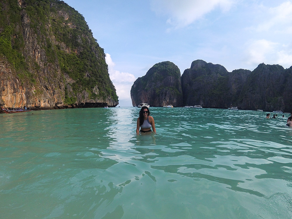 Maya Bay praticamente vazia, essa é a vantagem de fazer o Sunrise Phi Phi Tour! Conheça tudo sobre esse passeio clicando no link!