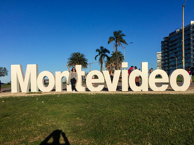 O letreiro de Montevideo é uma parada obrigatória na capital uruguaia! Descubra o que fazer em Montevideo e um roteiro de 3 dias pela cidade nesse post!