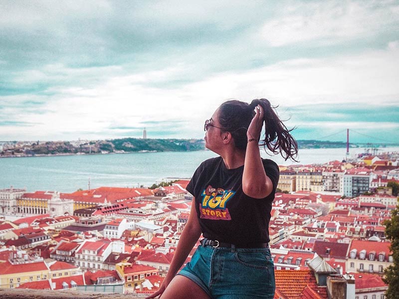 O Castelo de São Jorge é uma daquelas atrações imperdíveis para conhecer na cidade! Veja um roteiro por Lisboa para 5 dias na cidade nesse post!