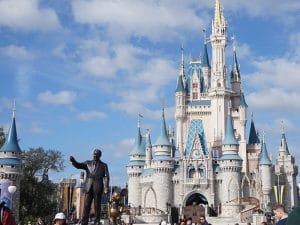 Será que vale a pena comprar pacotes de viagem para Disney ou é mais barato planejar tudo por conta própria? Descubra nesse post!