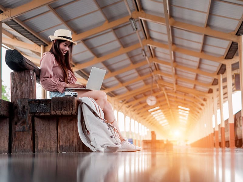 Descubra como viajar barato pelo mundo com esses 18 sites incríveis que vão te ajudar a economizar!