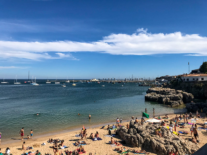 Cascais é um ótimo local para visitar se você gosta de praia e bairros mais calmos. Veja um roteiro com o que fazer em Lisboa nesse post!