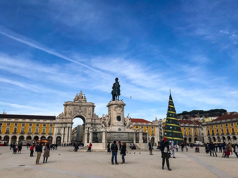Praça do comércio e arco da rua Augusta ao fundo. Veja esse e outros pontos turísticos para colocar no seu roteiro por Lisboa nesse post!