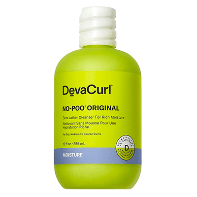A DevaCurl foi a criadora dos termos "no-poo" e "low-poo". Seus produtos para esses regimes capilares são alguns dos melhores produtos de cabelo para comprar nos Estados Unidos!